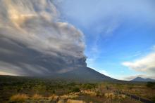 Le volcan du Mont Agung en éruption, le 26 novembre 2017 à Karangasem, sur l'île indonésienne de Bal