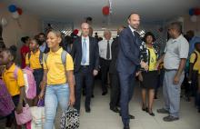 Le Premier ministre Edouard Philippe (D), arrivant le 6 novembre 2017 à Grand-Case sur l'île de Sain