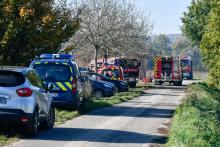 Gendarmes et pompiers sur le site d'un incendie à Bazens, dans le Lot-et-Garonne, le 17 novembre 201
