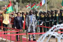 Emmanuel Macron accueilli par le président du Burkina Faso Roch Marc Christian Kabore à l'aéroport d