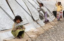 Des enfants déplacés en Irak par le conflit contre le groupe jihadiste Etat islamique (EI) se rendan