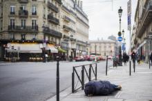 Un sans abri dort à même le sol à Paris alors que la première vague de froid atteint la capitale