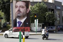 Un poster du Premier ministre libanais démissionnaire Saad Hariri accroché à un poteau dans une rue 