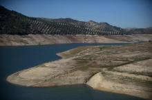 Le bas niveau de l'eau du réservoir d'Iznajar (sud de l'Espagne), victime de la sécheresse, le 20 no