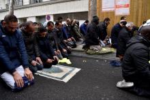 Des musulmans prient dans une rue de Clichy, dans les Hauts-de-Seine, le 10 novembre 2017