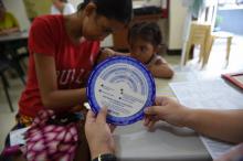 Une Philippine remplit un formulaire le 10 octobre 2017 pour obtenir des pilules contraceptives dans
