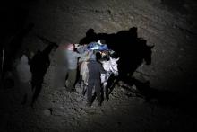 Un Syrien blessé transporté à dos d'âne vers un point de rencontre avec l'armée israélienne sur le m