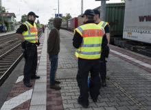 Des policiers allemands avec un migrants illégal à Raubling, dans le sud de l'Allemagne, le 24 août 