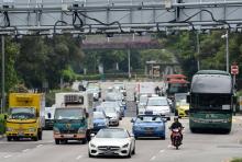 Des voitures entrant dans le quartier des affaires de Singapour, où les autorités ont pris des mesur
