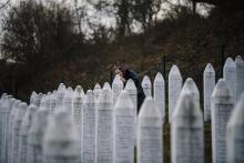 Une femme bosnienne dans le mémorial de Potocari, en mémoire aux victimes du massacre de Srebrenica,