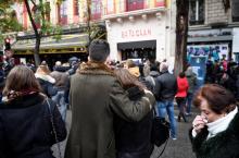Des personnes rassemblées devant le Bataclan, le 12 novembre 2016 à Paris, pour marquer le premier a