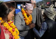 (ARCHIVES) Le chef de l'Alliance démocratique népalaise, Sunil Bahadur Thapa (C), en campagne le 17 