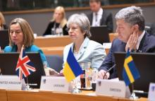 Le président du Conseil européen Donald Tusk (d) et le président ukrainien Petro Porochenko, le 23 n