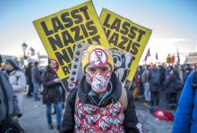 Un manifestant à Vienne contre l'investitude d'un gouvernement autrichien de droite et de l'extrême 