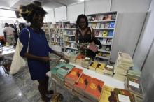 Des Nigérianes regardent des livres lors du Festival Ake des Arts et du livre, le 17 novembre 2017 à