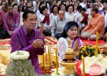 L'homme fort du Cambodge Hun Sen (g) et son épouse Bun Rany (d), le 2 décembre 2017 à Angkor, lieu s