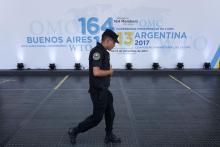 Un policier devant l'entrée de la conférence ministérielle de l'Organisation mondiale du commerce (O
