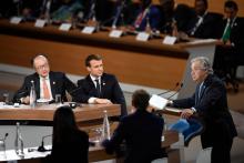 Le président de la Banque mondiale Jim Yong Kim et Emmanuel Macron écoutent le secrétaire général de