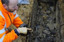 Agenouillé dans une boue collante, Frédéric Adam, archéo-anthropologue à l'Institut national d'arché