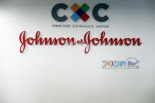 Le logo de la compagnie pharmaceutique Johnson & Johnson à l'entrée du centre de recherche de Val-de