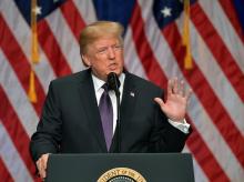 Le président américain Donald Trump s'adresse à la presse à la Maison blanche, à Washington, le 16 d