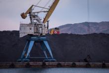 Une montagne de charbon nord-coréen dans le port de Rajin, dans la zone économique spéciale de Rason