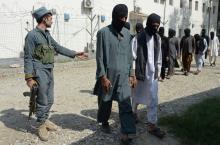 Des combattants du groupe Etat islamique et des talibans présumés présentés à la presse à Jalalabad 