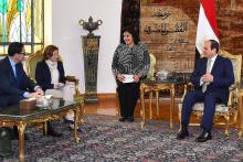 La ministre française de la Défense Florence Parly (G) reçue par le président égyptien Abdel Fatah a