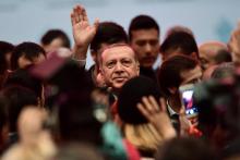 Le président turc Recep Tayyip Erdogan (C), salue des supporteurs, à Istanbul, le 6 novembre 2017