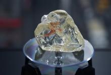 Le "Diamant de la paix" mis en vente par le gouvernement sierra-léonais adjugé aux enchères 6,53 mil
