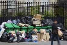 Des bennes à ordures à Paris, le 10 juin 2016