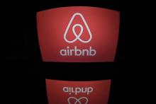Le logo Airbnb photographié le 2 mars 2017 sur un écran à Paris
