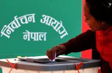 Une Népalaise met son bulletin dans l'urne lors des législatives qui se sont tenues en deux phases, 
