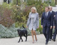 Le président Emmanuel Macron, son épouse Brigitte et leur chien Nemo, le 27 septembre 2017 à l'Elysé