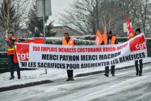 Des salariés de Castorama et Brico Dépôt aux abords du siège français du groupe Kingfisher, à Temple