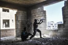 Des membres des Forces démocratiques syriennes (FDS) tirent sur des positions du groupe jihadiste Et