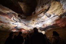 Des pesonnes visitant la nouvelle réplique de la grotte préhistorique de Lascaux dans le sud-ouest d