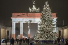 La porte de Brandenbourg aux couleurs du drapeau de Berlin, lors de la répétition d'une cérémonie en