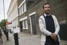 Jabed Hussain pose pour une photo à Londres, le 19 octobre 2017, à l'endroit où il avait été attaqué