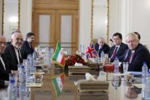 Le ministre iranien des Affaires étrangères Mohammad Javad Zarif (2e G) se réunit avec son homologue