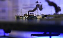 Une maquette de navire "camouflé", présenté au Musée national de la Marine de Brest, le 5 décembre 2