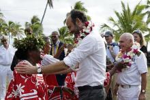 Le Premier ministre Edouard Philippe (d) reçoit un collier de fleurs lors d'une cérémonie de bienven