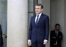 Le président Emmanuel Macron sur le perron de l'Elysée, le 19 décembre 2017 à Paris