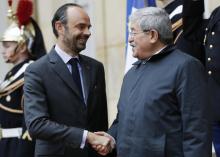 Poignée de mains entre le Premier ministre français Edouard Philippe (g) et son homologue algérien A