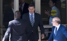Michael Flynn (c), ex-conseiller de Donald Trump, quitte le tribunal fédéral de Washington, le 1er d