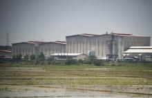 Des rizières entourent une usine de fabrication de produits à base d'amiante à Cikarang, dans la pro