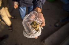 Un "kifficulteur" montre un échantillon de sa production de haschich (résine de cannabis) près de Ke