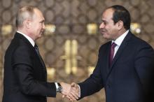 Le président russe Vladimir Poutine (G) serre la main à son homologue égyptien Abdel Fattah al-Sissi