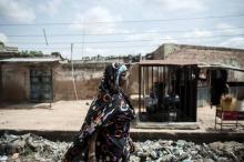 Une femme marche dans une rue de Maiduguri, la capitale du nord-est du Nigeria, régulièrement visée 