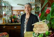 Marie-Louise Wirth, 100 ans révolus, continue d'officier derrière le comptoir de son bar, le 28 nove